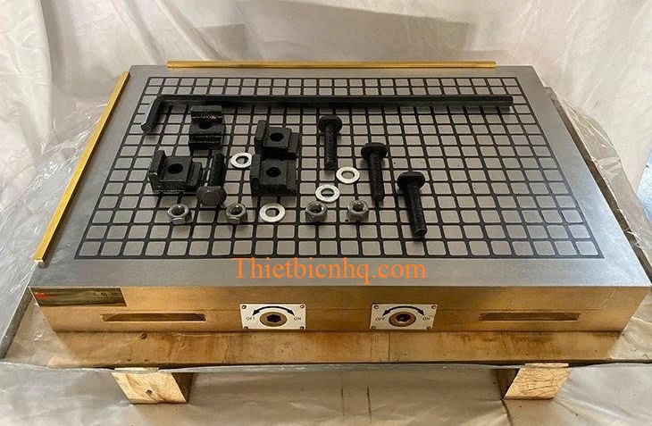 ban-tu-co-may-phay Bàn từ cơ đi kèm đầy đủ phụ kiện gồm tay gạt, bộ chặn gá kẹp, bu lông, đai ốc và lục giác, sẵn sàng lắp đặt và sử dụng